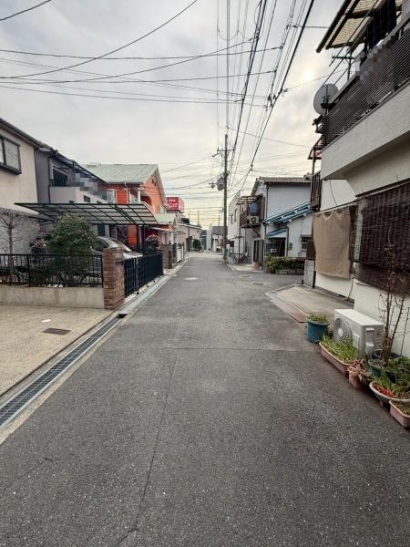 ���{�Q����s�r�c�{���̒��È�ˌ��Ă̑O�ʓ��H�܂ތ��n�ʐ^