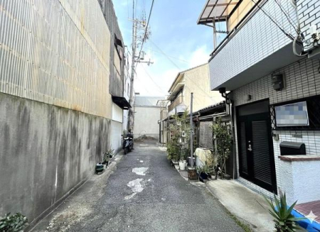 ���{���s�����F�k2���ڂ̒��È�ˌ��Ă̑O�ʓ��H�܂ތ��n�ʐ^