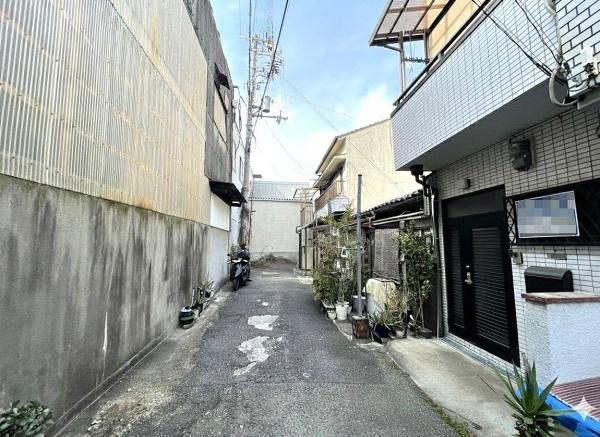 ���{���s�����F�k2���ڂ̒��È�ˌ��Ă̑O�ʓ��H�܂ތ��n�ʐ^