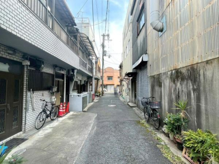 ���{���s�����F�k2���ڂ̒��È�ˌ��Ă̑O�ʓ��H�܂ތ��n�ʐ^