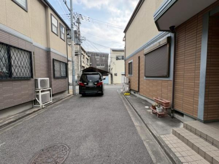 ���{�����s�V�Ɛ����̒��È�ˌ��Ă̑O�ʓ��H�܂ތ��n�ʐ^