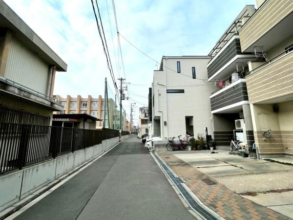 大阪府大阪市生野区生野西3丁目の中古一戸建ての前面道路含む現地写真