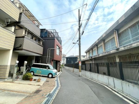 ���{���s����搶�쐼3���ڂ̒��È�ˌ��Ă̑O�ʓ��H�܂ތ��n�ʐ^