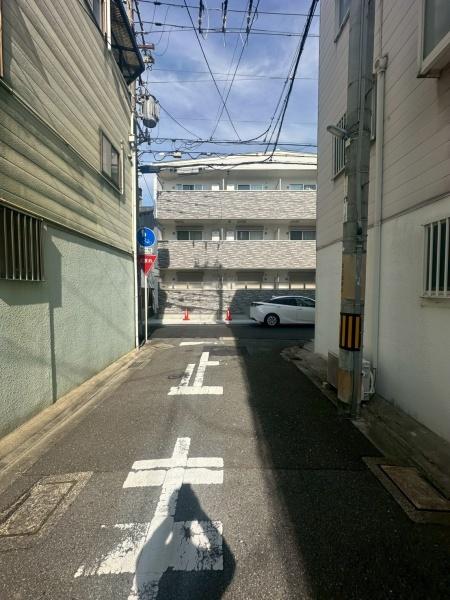 ���{����s��뒬1���ڂ̒��È�ˌ��Ă̑O�ʓ��H�܂ތ��n�ʐ^