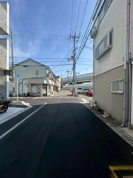 ���{����s��뒬1���ڂ̒��È�ˌ��Ă̑O�ʓ��H�܂ތ��n�ʐ^