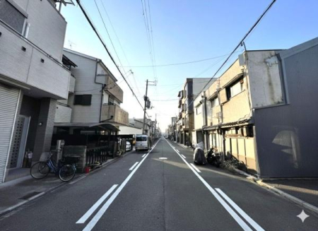 ���{���s�����c��5���ڂ̒��È�ˌ��Ă̑O�ʓ��H�܂ތ��n�ʐ^