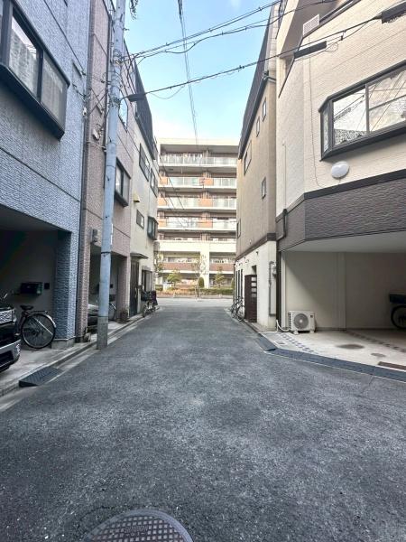 大阪府大阪市平野区西脇4丁目の中古一戸建ての前面道路含む現地写真