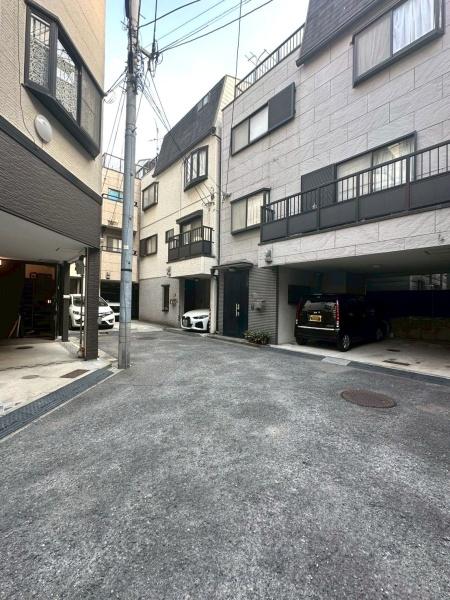 ���{���s����搼�e4���ڂ̒��È�ˌ��Ă̑O�ʓ��H�܂ތ��n�ʐ^