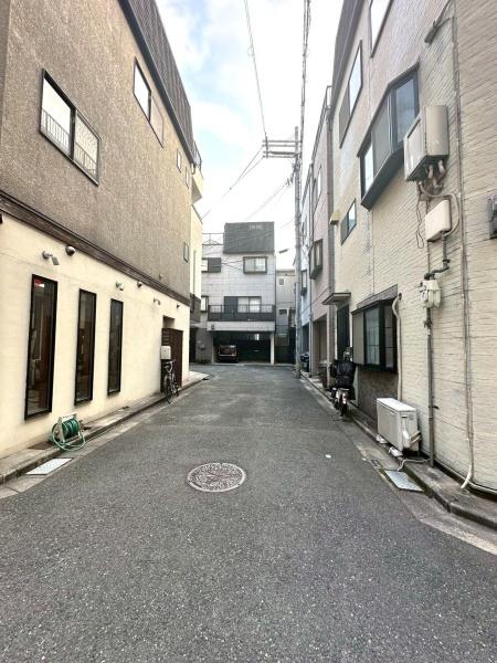 ���{���s����搼�e4���ڂ̒��È�ˌ��Ă̑O�ʓ��H�܂ތ��n�ʐ^