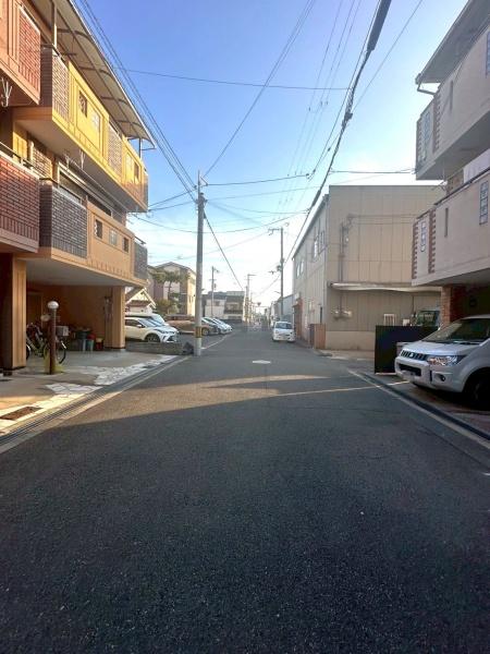 ���{���s����敽�쓌4���ڂ̒��È�ˌ��Ă̑O�ʓ��H�܂ތ��n�ʐ^