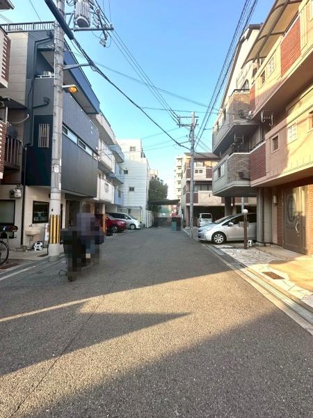 ���{���s����敽�쓌4���ڂ̒��È�ˌ��Ă̑O�ʓ��H�܂ތ��n�ʐ^