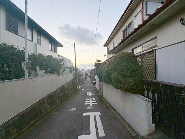 ���{�����s�k�ΐؒ��̒��È�ˌ��Ă̑O�ʓ��H�܂ތ��n�ʐ^