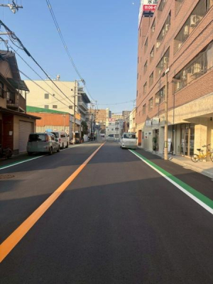 ���{����s��}�쒬�̒��È�ˌ��Ă̑O�ʓ��H�܂ތ��n�ʐ^