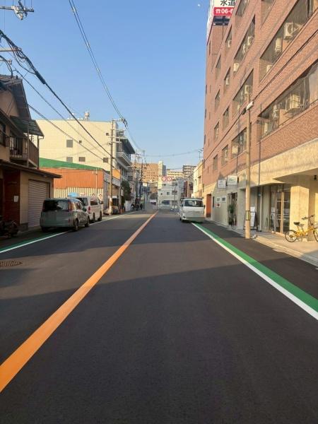 ���{����s��}�쒬�̒��È�ˌ��Ă̑O�ʓ��H�܂ތ��n�ʐ^