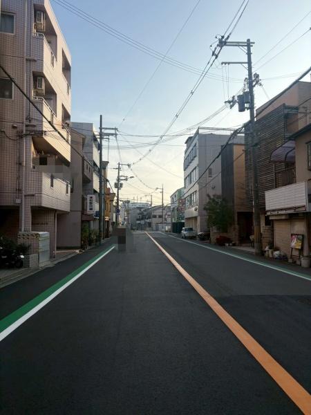 ���{����s��}�쒬�̒��È�ˌ��Ă̑O�ʓ��H�܂ތ��n�ʐ^