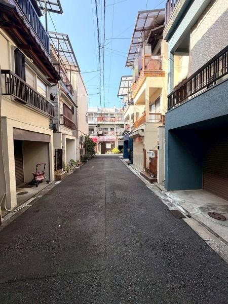 大阪府大阪市平野区長吉六反2丁目の中古一戸建ての前面道路含む現地写真