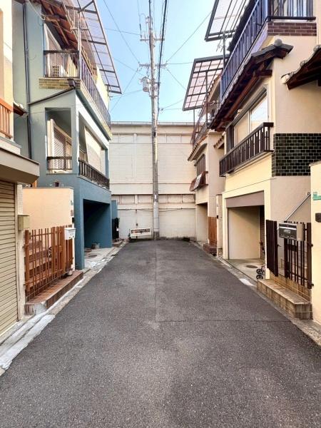大阪府大阪市平野区長吉六反2丁目の中古一戸建ての前面道路含む現地写真
