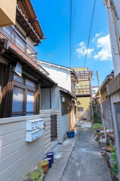 ���{���s���Z�g��j����3���ڂ̒��Ãe���X�n�E�X�̑O�ʓ��H�܂ތ��n�ʐ^