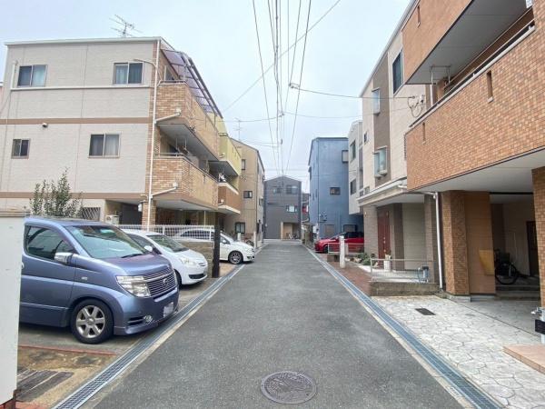 ���{���s�����Z�j��2���ڂ̒��È�ˌ��Ă̑O�ʓ��H�܂ތ��n�ʐ^