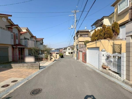 ���{�����s������1���ڂ̒��È�ˌ��Ă̑O�ʓ��H�܂ތ��n�ʐ^