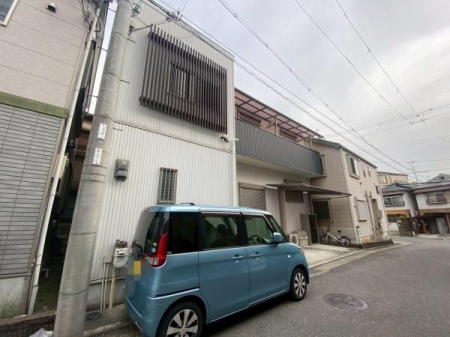 ���{�����s��􌳒�2���ڂ̒��È�ˌ��Ă̑O�ʓ��H�܂ތ��n�ʐ^