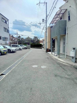 ���{�����s�o�_��{���̒��È�ˌ��Ă̑O�ʓ��H�܂ތ��n�ʐ^