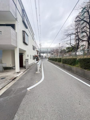 ���{���s�Z�V�]�敲�l��3���ڂ̒��È�ˌ��Ă̑O�ʓ��H�܂ތ��n�ʐ^