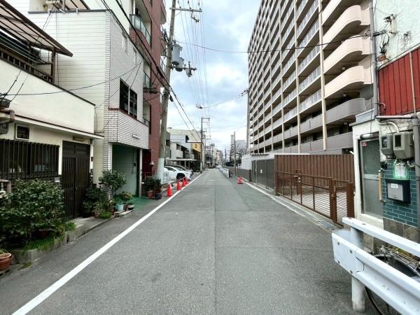大阪府大阪市生野区中川3丁目の中古テラスハウスの前面道路含む現地写真