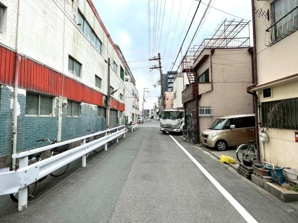 大阪府大阪市生野区中川3丁目の中古テラスハウスの前面道路含む現地写真