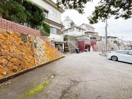 ���Ɍ����{�s�����K�[�f���̒��È�ˌ��Ă̑O�ʓ��H�܂ތ��n�ʐ^