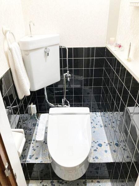 ���Ɍ����{�s�����K�[�f���̒��È�ˌ��Ẵg�C��