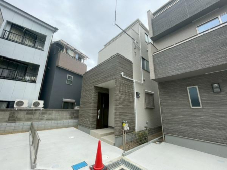 ���{�L���s�]���쒬3���ڂ̐V�z��ˌ��Ă̒��ԏ�