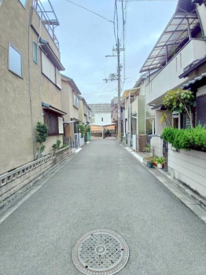 ���{�����s����c4���ڂ̒��È�ˌ��Ă̑O�ʓ��H�܂ތ��n�ʐ^