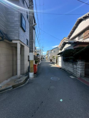 ���{����s����1���ڂ̒��È�ˌ��Ă̑O�ʓ��H�܂ތ��n�ʐ^