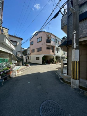 ���{����s����1���ڂ̒��È�ˌ��Ă̑O�ʓ��H�܂ތ��n�ʐ^