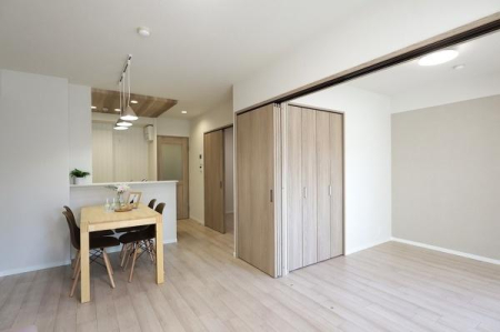 ���{���s������A4���ڂ̒��Ã}���V�����̃��r���O