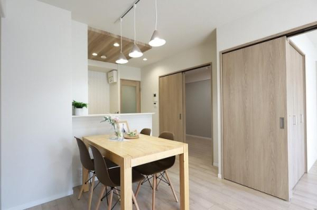 ���{���s������A4���ڂ̒��Ã}���V�����̃��r���O