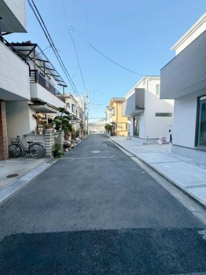 ���{�����s�ʋ�����1���ڂ̐V�z��ˌ��Ă̑O�ʓ��H�܂ތ��n�ʐ^