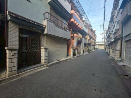 ���{��^�s����3���ڂ̒��È�ˌ��Ă̑O�ʓ��H�܂ތ��n�ʐ^