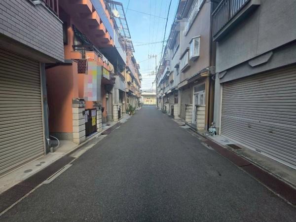 ���{��^�s����3���ڂ̒��È�ˌ��Ă̑O�ʓ��H�܂ތ��n�ʐ^