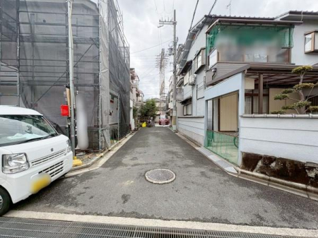 ���{�����s����3���ڂ̐V�z��ˌ��Ă̑O�ʓ��H�܂ތ��n�ʐ^