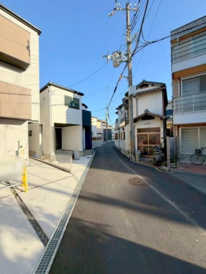 ���{�����s�H����5���ڂ̐V�z��ˌ��Ă̑O�ʓ��H�܂ތ��n�ʐ^