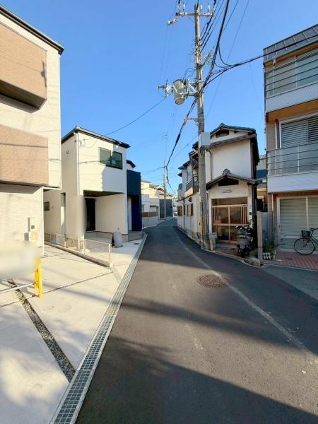 ���{�����s�H����5���ڂ̐V�z��ˌ��Ă̑O�ʓ��H�܂ތ��n�ʐ^