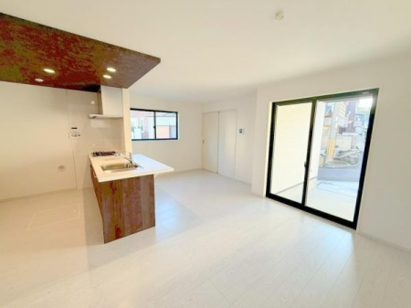 ���{�����s�H����5���ڂ̐V�z��ˌ��Ẵ��r���O