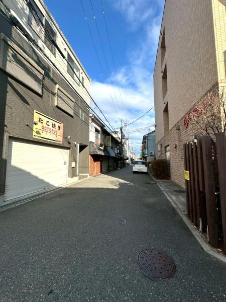 ���{���s���Z�g��Z����c1���ڂ̒��È�ˌ��Ă̑O�ʓ��H�܂ތ��n�ʐ^