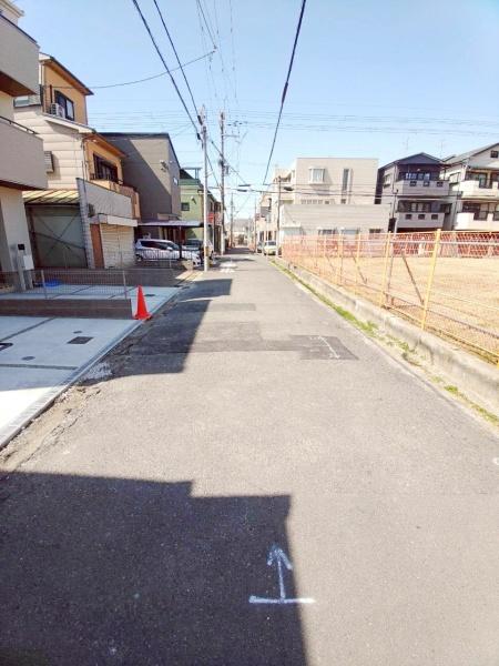 ���{�����s�H����1���ڂ̐V�z��ˌ��Ă̑O�ʓ��H�܂ތ��n�ʐ^