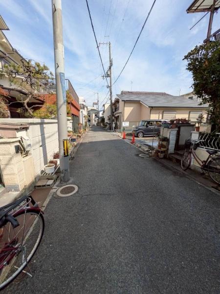 ���{�Q����s����2���ڂ̒��Ãe���X�n�E�X�̑O�ʓ��H�܂ތ��n�ʐ^