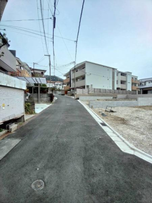 ���{�����s���ΐؒ�5���ڂ̐V�z��ˌ��Ă̑O�ʓ��H�܂ތ��n�ʐ^