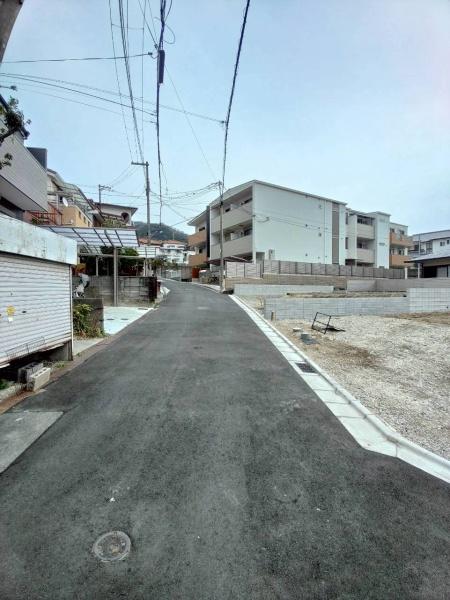 ���{�����s���ΐؒ�5���ڂ̐V�z��ˌ��Ă̑O�ʓ��H�܂ތ��n�ʐ^