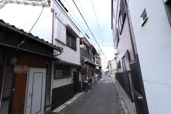 ���{���s����搶�쓌2���ڂ̒��È�ˌ��Ă̑O�ʓ��H�܂ތ��n�ʐ^